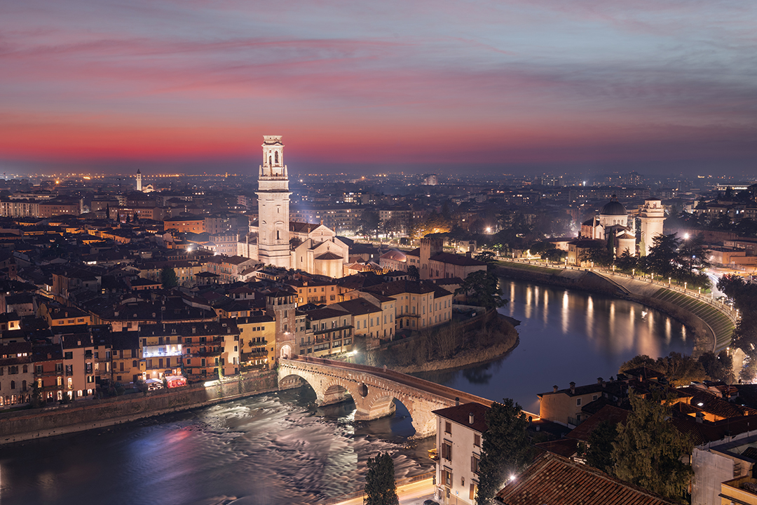 01_Popotniski_nasveti_za_Verono_-_Guide_to_a_Romantic_Verona_-_ENVATO.jpg