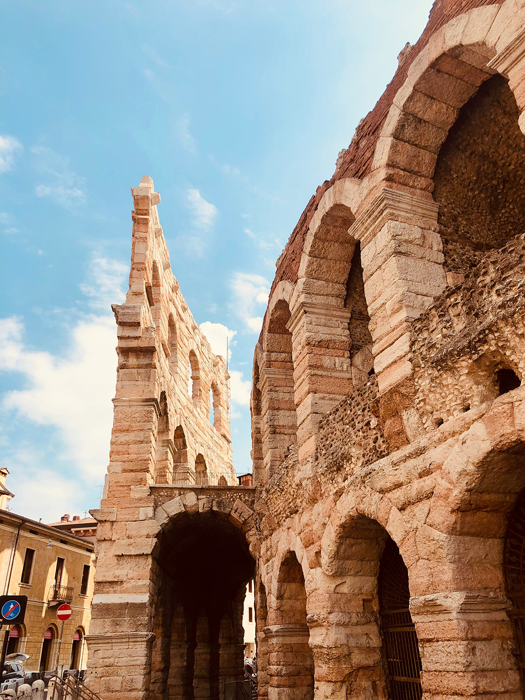 03_Popotniski_nasveti_za_Verono_-_Guide_to_a_Romantic_Verona_-_Photo_by_Duminda_Perera_on_Unsplash.jpg