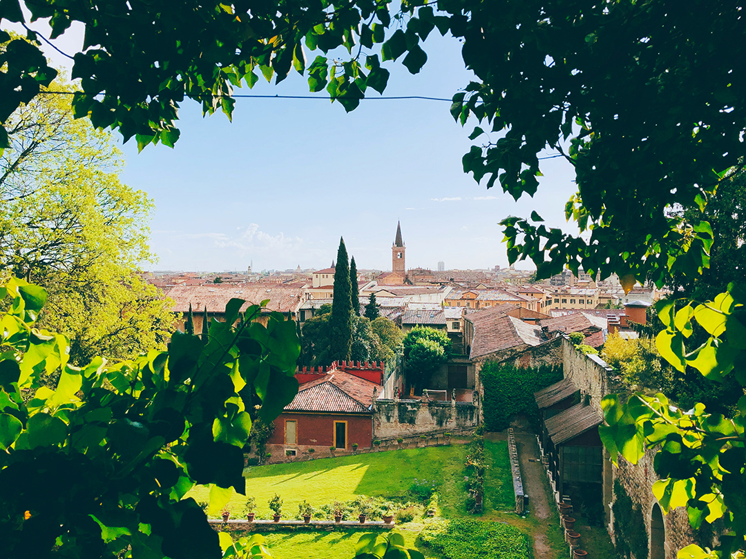 06_Popotniski_nasveti_za_Verono_-_Guide_to_a_Romantic_Verona_-_Photo_by_Jurre_Houtkamp_on_Unsplash.jpg
