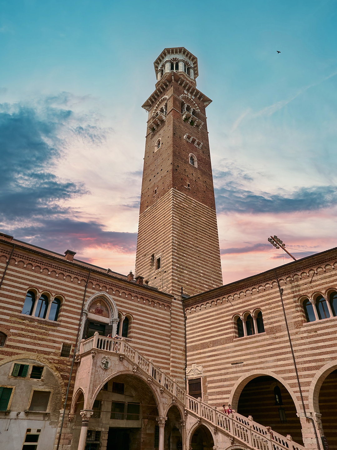 07_Popotniski_nasveti_za_Verono_-_Guide_to_a_Romantic_Verona_-_ENVATO.jpg