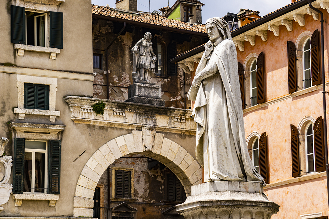 08_Popotniski_nasveti_za_Verono_-_Guide_to_a_Romantic_Verona_-_ENVATO.jpg