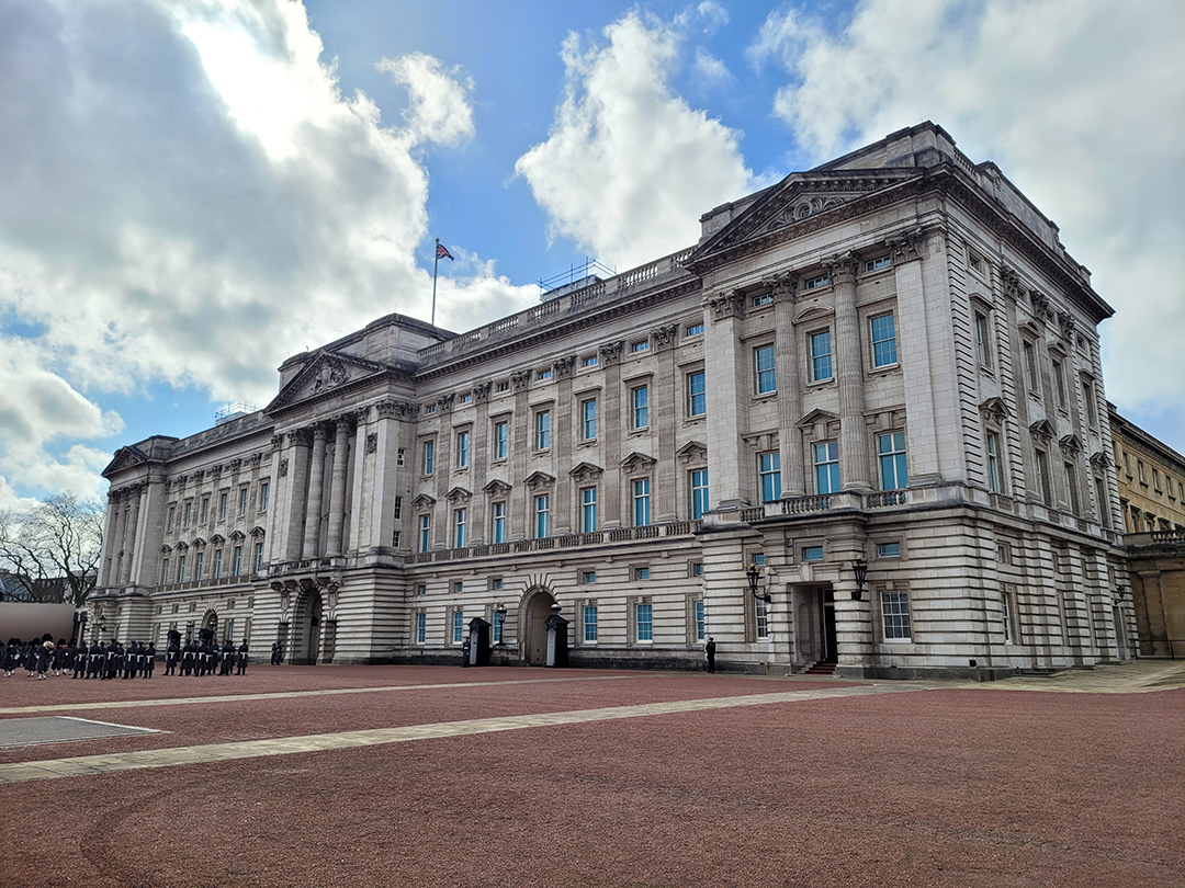 Buckingham Palace in the morning light, the iconic symbol of the British monarchy and London’s heritage.