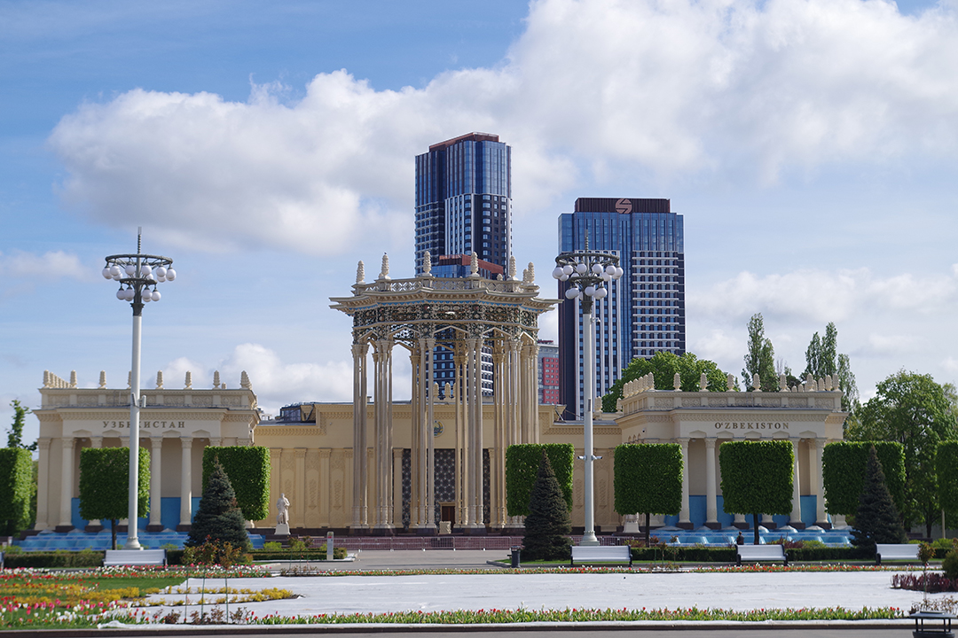 A view of Moscow’s mix of modern and classical buildings creating a vibrant urban landscape.