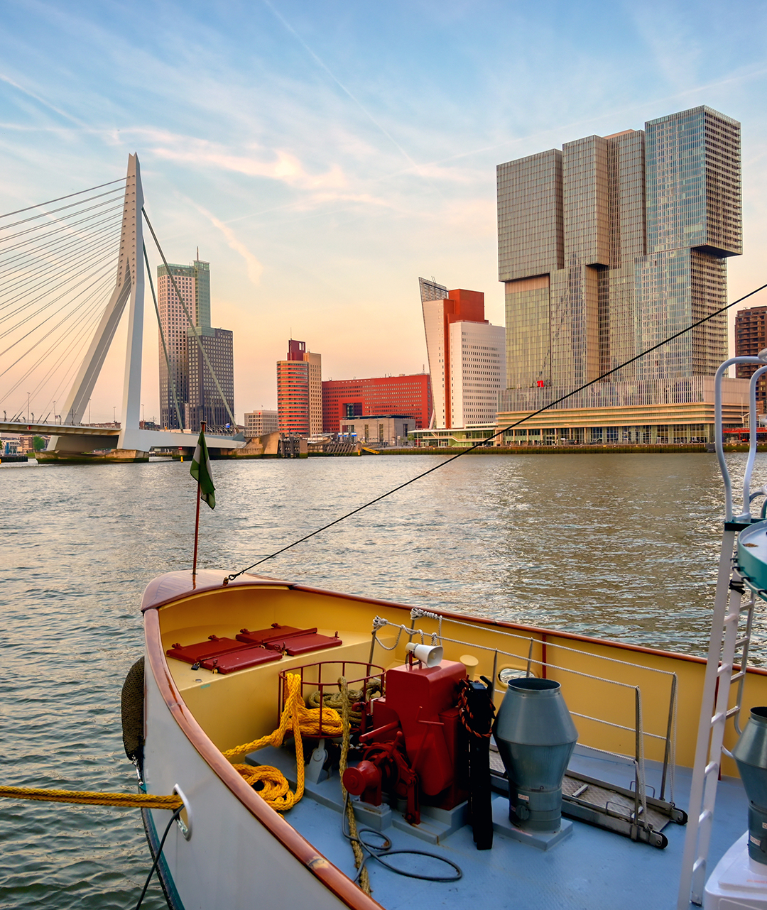Sodobni Rotterdam z mostom Erasmusbrug, ki simbolizira napredno arhitekturo mesta prihodnosti.