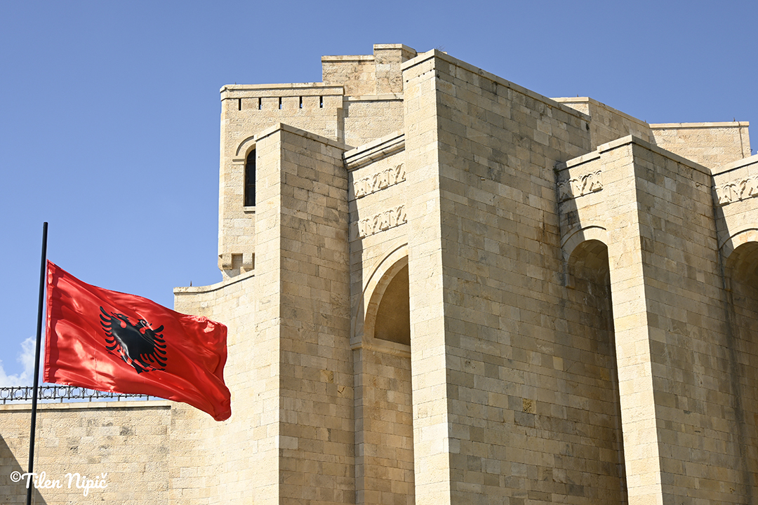 Spomenik z albansko zastavo simbolizira nacionalno identiteto in ponos.