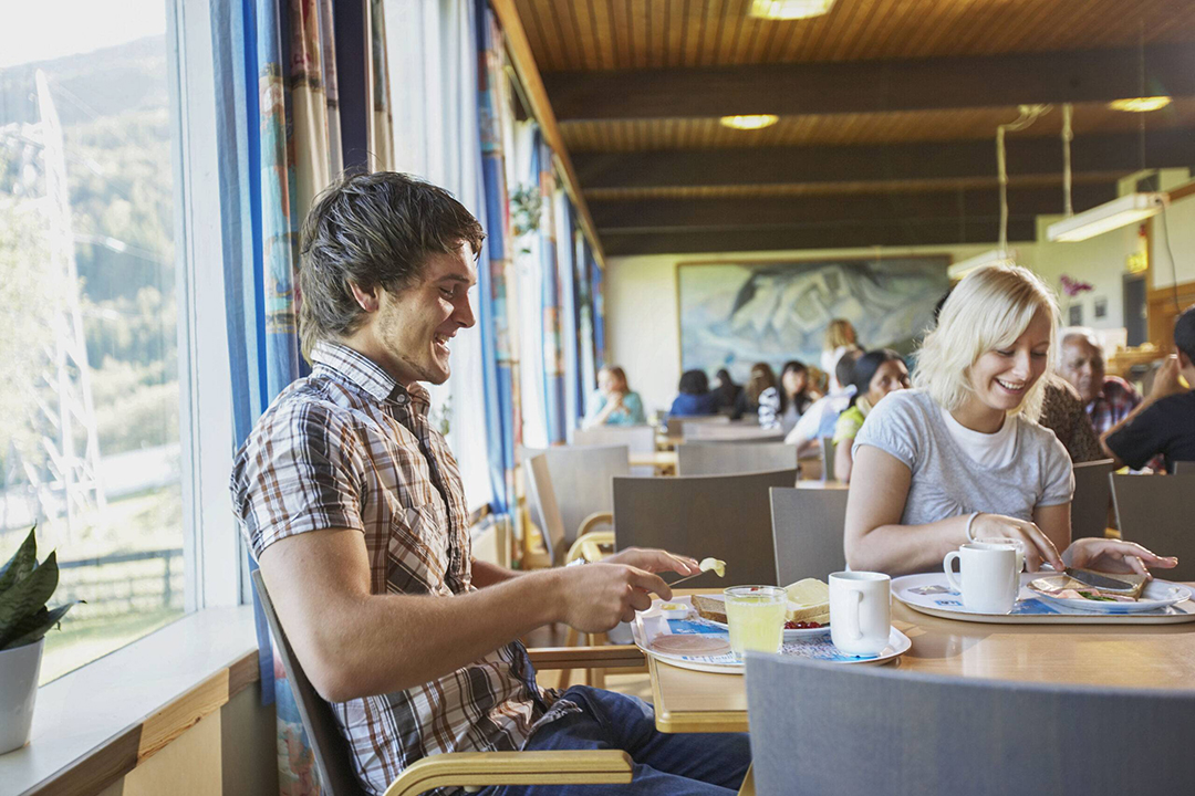 Prijetno jutranje vzdušje ob zajtrku v Hostlu Montana, kjer se srečajo popotniki z vsega sveta.