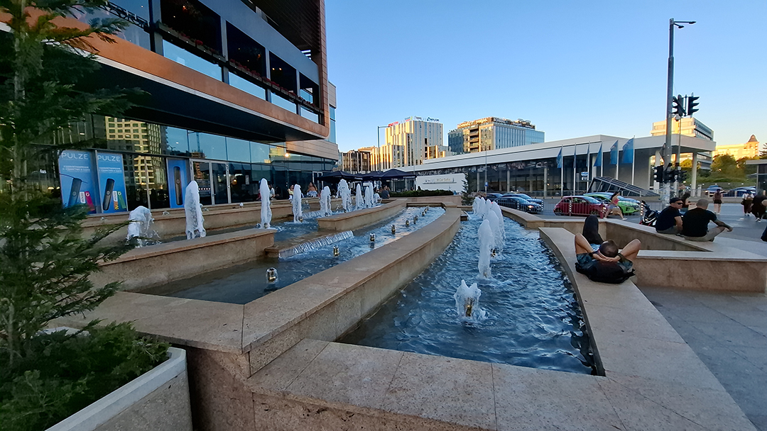 Sodobni javni prostor v Sofiji je stičišče mestnega življenja, arhitekture in druženja.