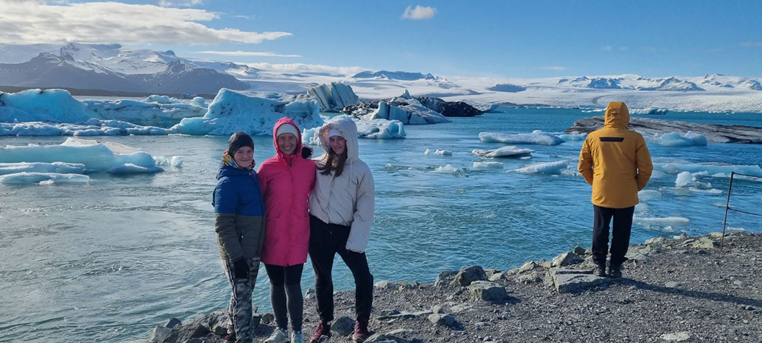 Jökulsárlón ledeniška laguna na Islandiji z ledenimi gorami, ki plavajo po modri vodi pred ledenikom Vatnajökull, ena najbolj osupljivih naravnih znamenitosti Islandije.