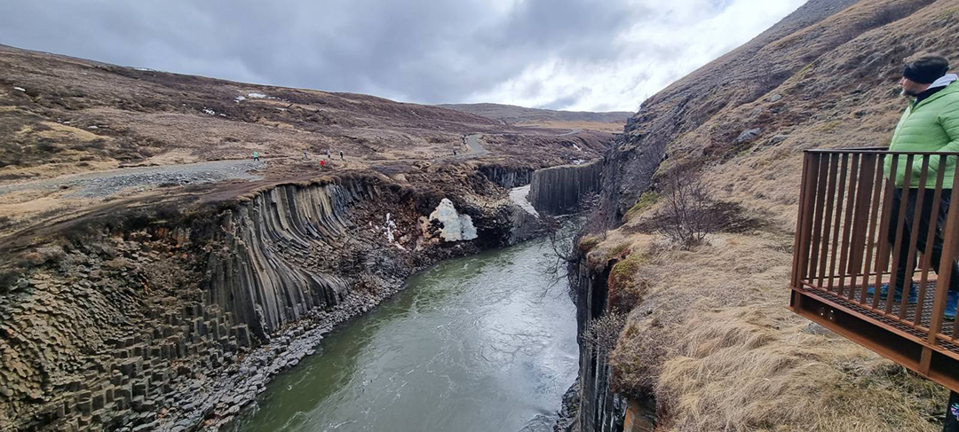Kanjon Stuðlagil na vzhodu Islandije z značilnimi bazaltnimi stebri in reko Jökla, eden najbolj zanimivih naravnih pojavov islandske vulkanske pokrajine.