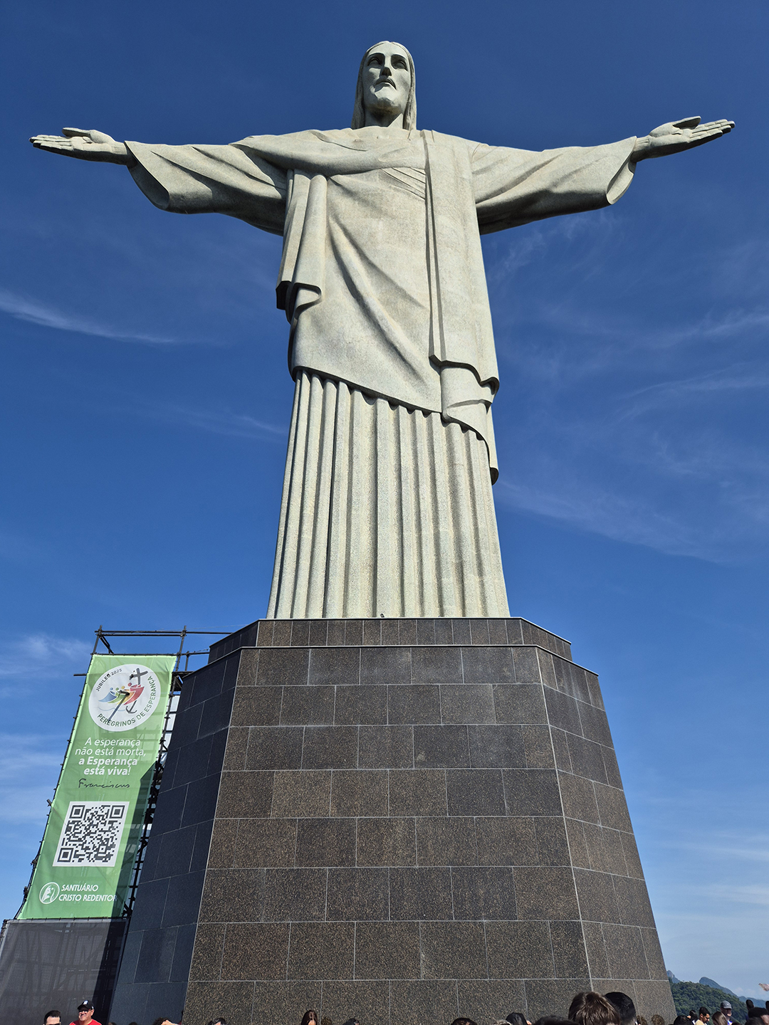 Kip Kristusa Odrešenika na vrhu gore Corcovado nad mestom Rio de Janeiro, eden najbolj prepoznavnih simbolov Brazilije in novega sedmega čudesa sveta.
