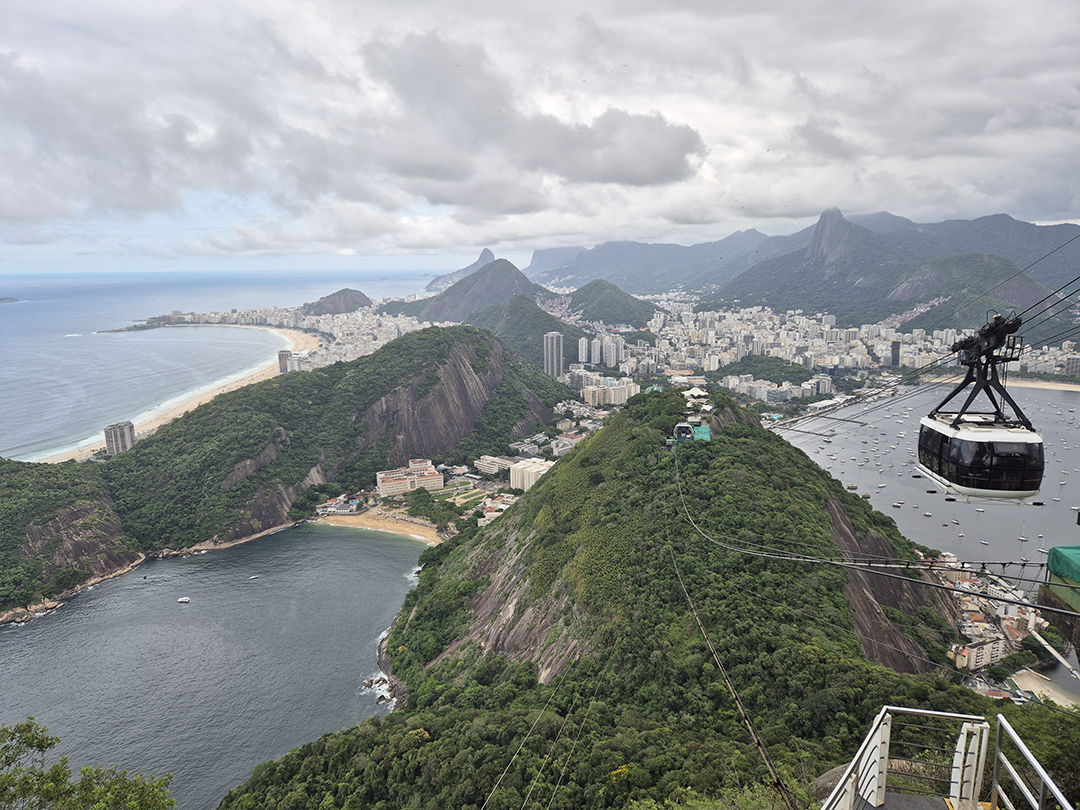 Panoramski razgled na Rio de Janeiro z območja Sladkorne glave, kjer se tropski hribi, zaliv Guanabara in mestna panorama združujejo v eno najlepših urbanih pokrajin na svetu.