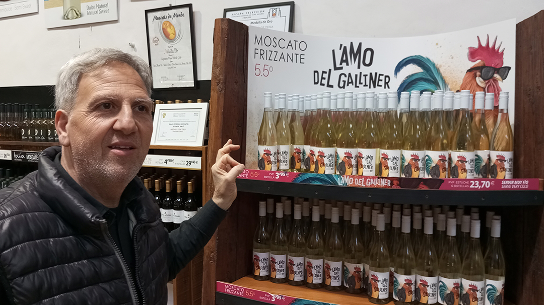 Obiskovalec raziskuje lokalne izdelke in vina v tradicionalni kleti Xalo v španski pokrajini Alicante.