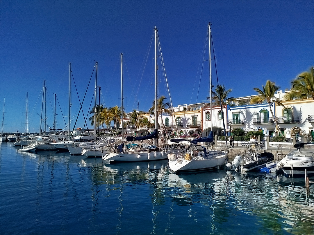 Puerto de Mogán s pristaniščem, cvetjem in kanali velja za eno najbolj slikovitih območij Gran Canarie.