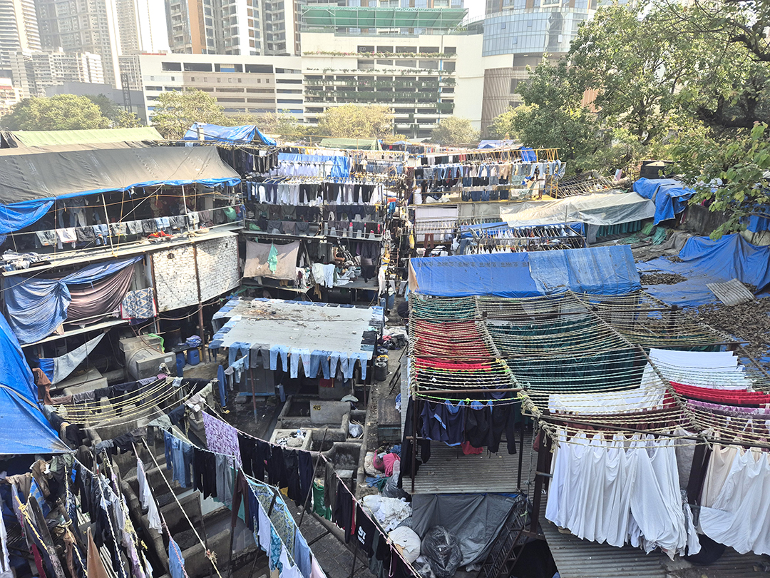 Pogled na Dhobi Ghat, največjo tradicionalno pralnico na prostem na svetu v središču Mumbaja.