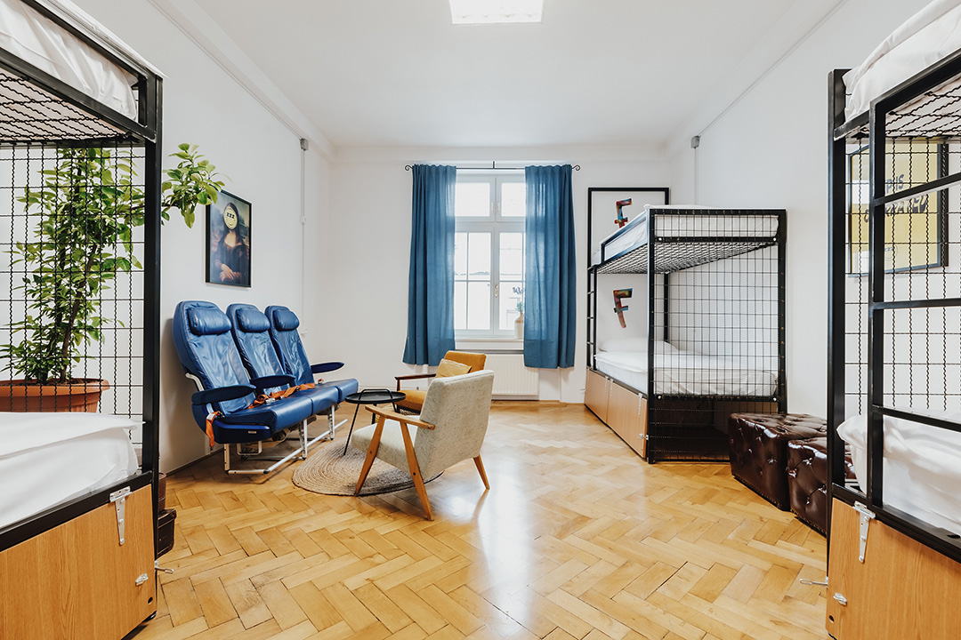 Svetla in sodobna soba v hostlu Zzz ponuja udobno bivanje v središču Ljubljane.