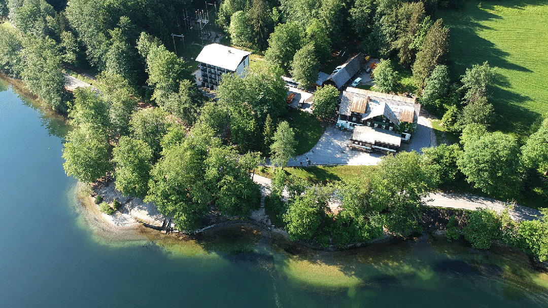 Hostel Pod Voglom ob Bohinjskem jezeru je odlična izbira za ljubitelje narave in gora v Sloveniji.