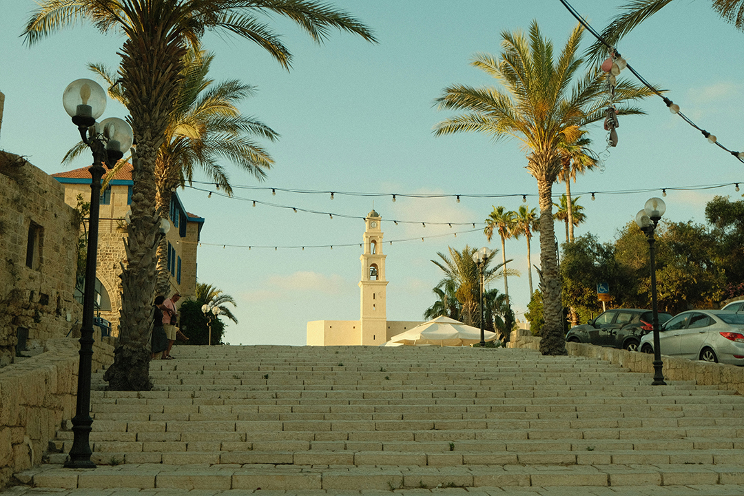 Zgodovinske kamnite stopnice in palme v starem pristanišču Jafa ustvarjajo značilen mediteranski utrip Tel Aviva.