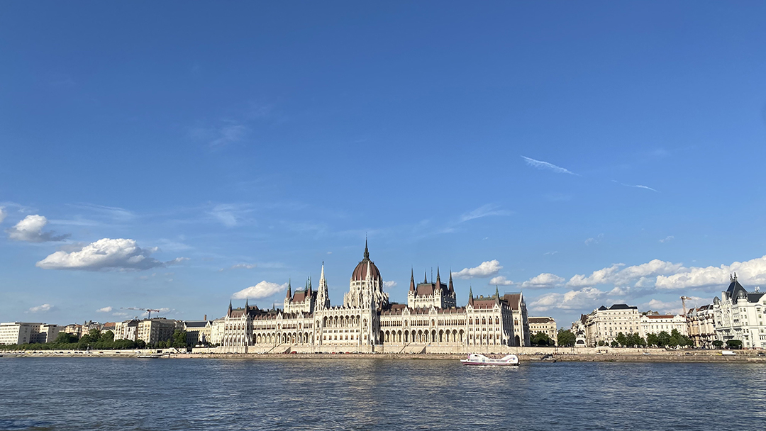 Budimpesta_biser_Donave_-_Budapest_Pearl_of_the_Danube_1.jpg