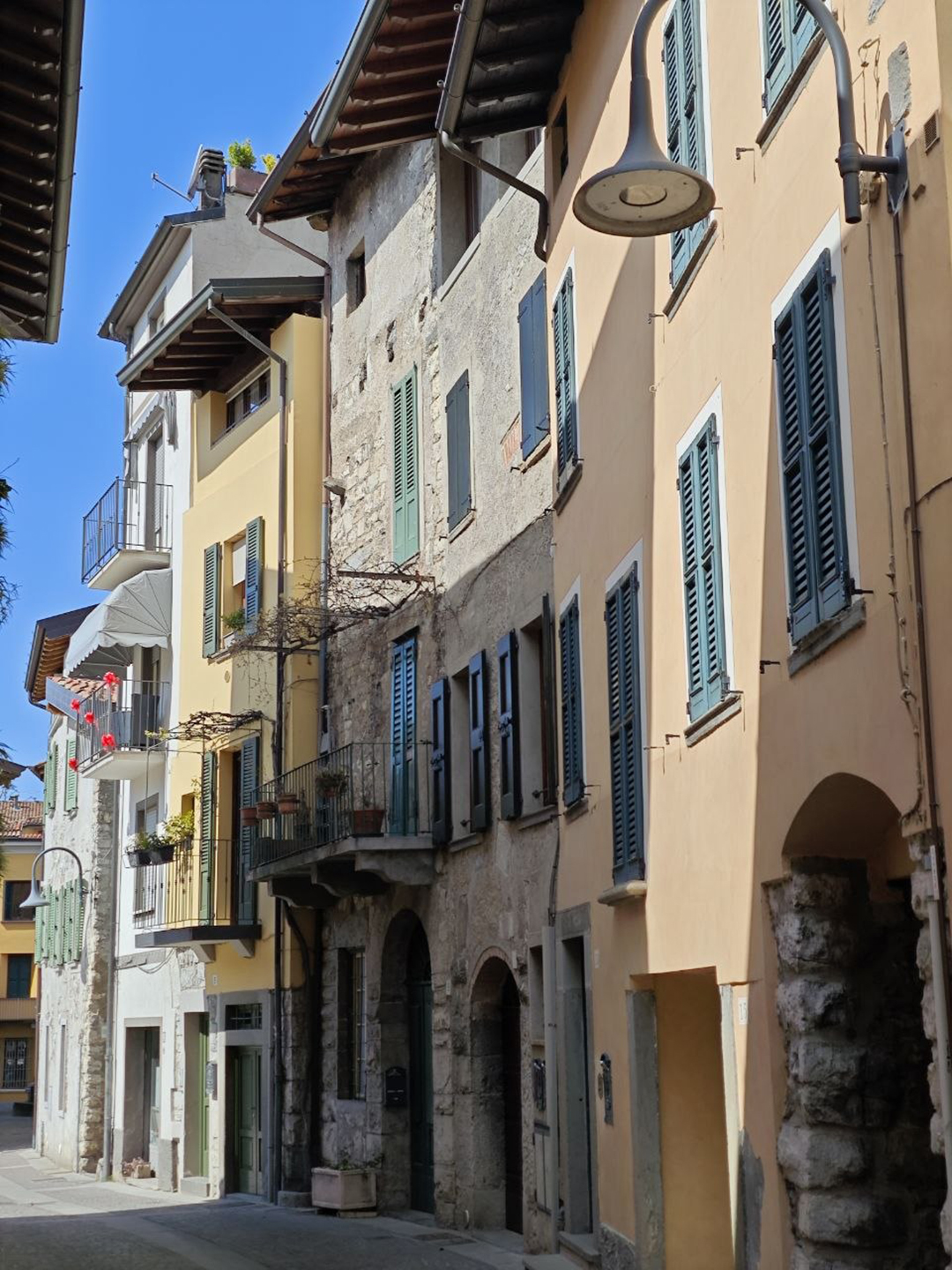 Mirne ulice mesteca Iseo razkrivajo pristno italijansko vzdušje, kjer počasni sprehodi med zgodovinskimi hišami pričarajo pravo doživetje severne Italije.