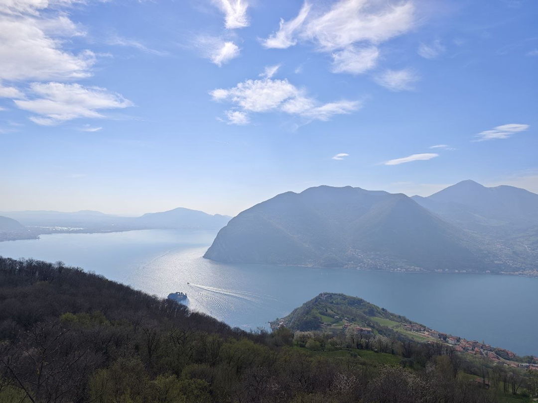 Panoramski razgled s svetišča Santuario della Madonna della Ceriola razkriva celotno jezero Iseo in okoliške gore, kjer obiskovalca prevzameta spokojnost in lepota pokrajine.