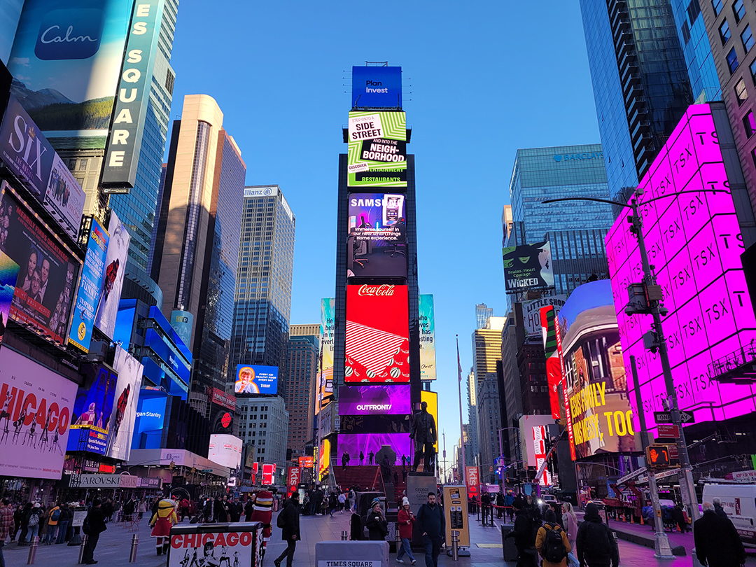 Times Square z osvetljenimi LED zasloni, gledališči Broadwaya in živahnim mestnim vrvežem predstavlja eno najbolj prepoznavnih središč New Yorka.
