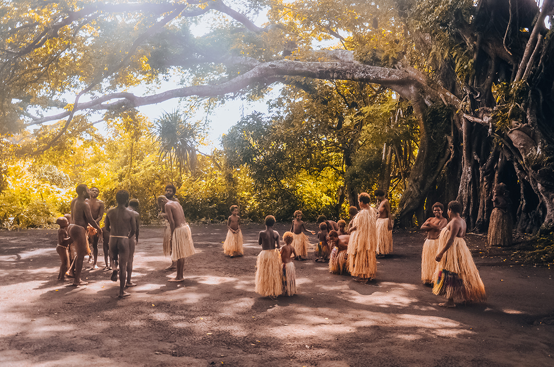 Prebivalci tradicionalne vasi Yakel na otoku Tanna ohranjajo običaje kastom kulture, ki velja za eno najbolj pristnih kulturnih izkušenj na Vanuatuju.
