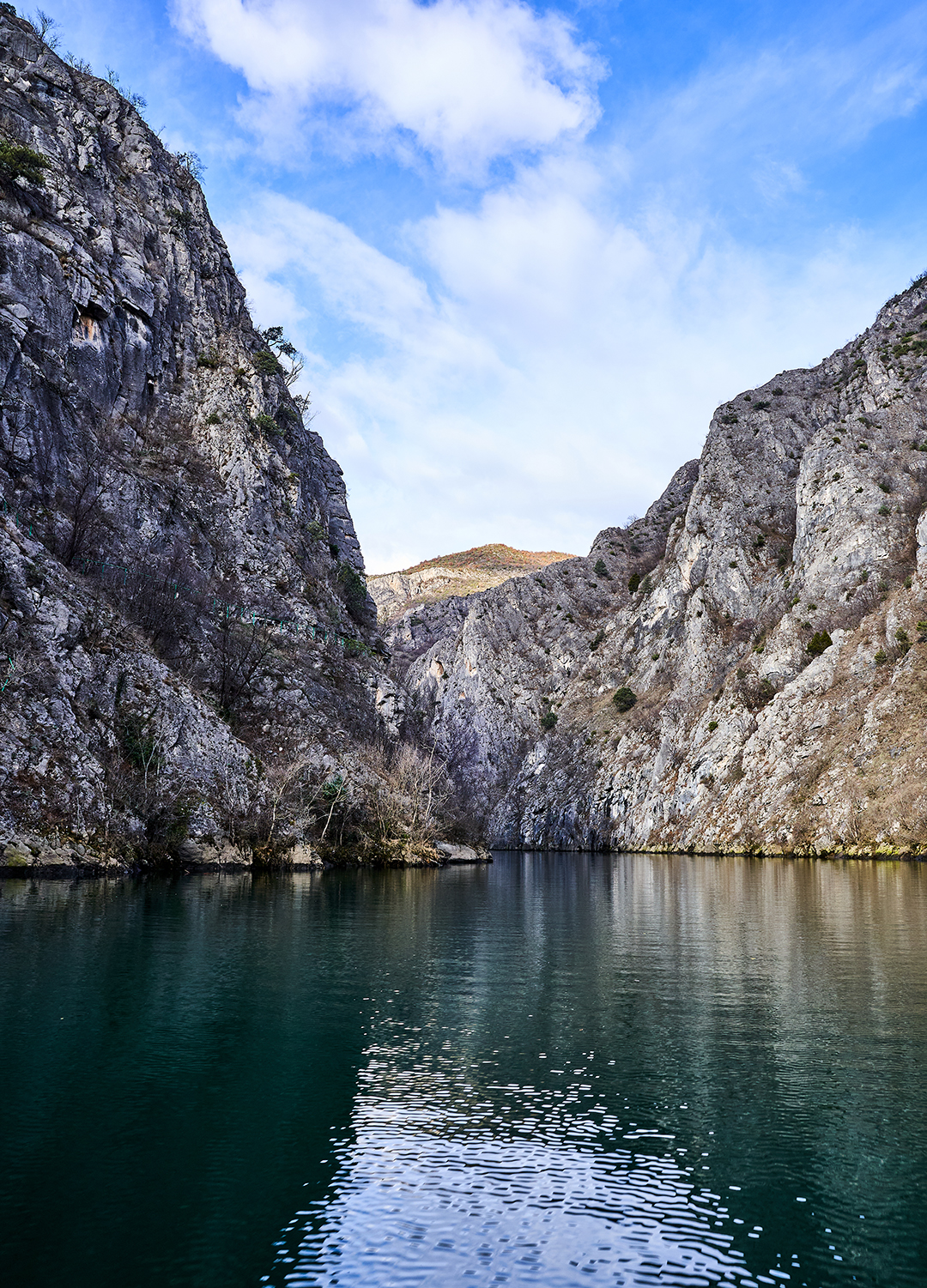 Turkizno jezero med visokimi skalnimi stenami kanjona Matka pri Skopju