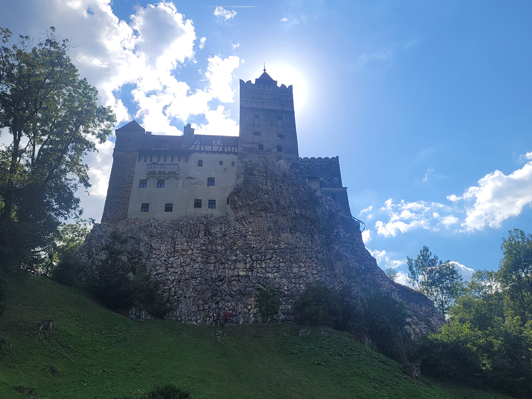 Grad Bran na skalnatem pobočju v Transilvaniji, znan tudi kot grad grofa Drakule.
