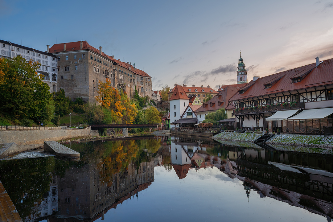 Grad Češki Krumlov in zgodovinske hiše ob reki Vltavi