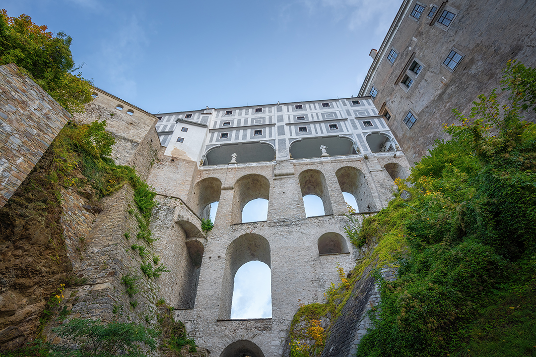 Monumentalni Plaščni most v grajskem kompleksu Češkega Krumlova