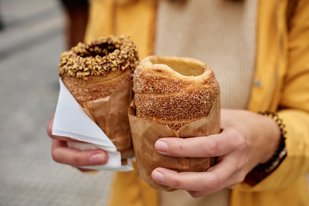 Trdelnik s sladkornim in čokoladnim prelivom v Češkem Krumlovu