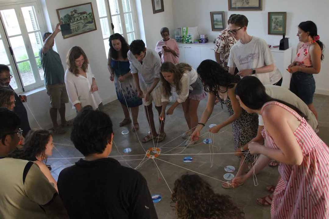 Udeleženci Erasmus+ usposabljanja med skupinsko aktivnostjo neformalnega izobraževanja.