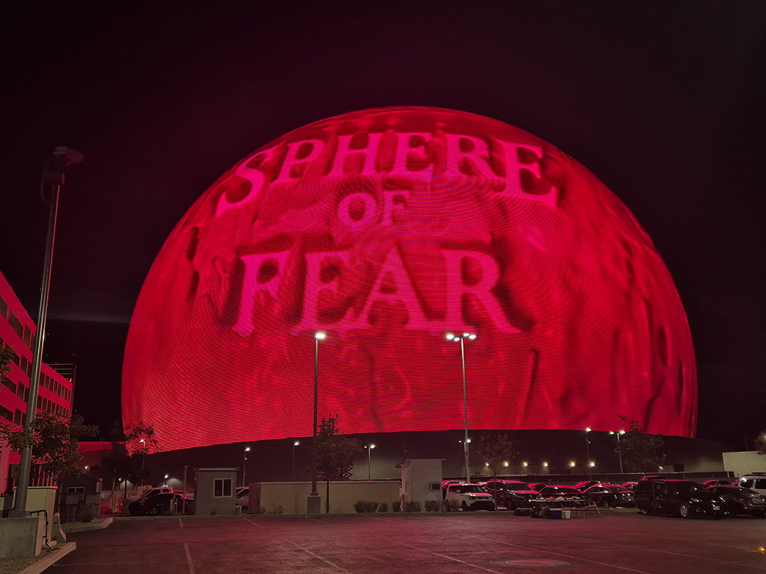 Zunanjost futuristične kupole Sphere v Las Vegasu, največjega LED-zaslona na svetu, ki simbolizira tehnološki napredek in novo dobo zabave.