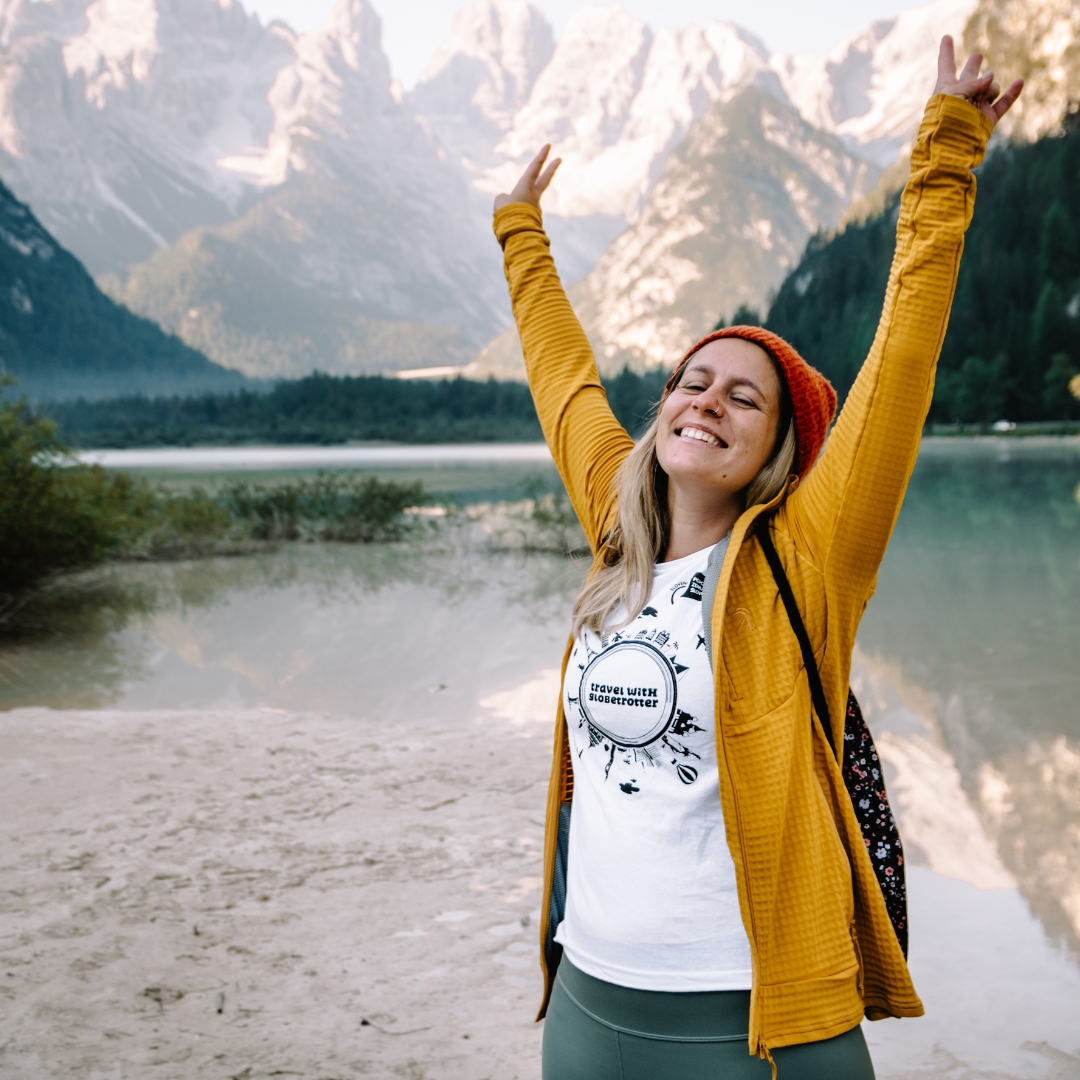 Popotniška majica kot simbol skupnosti – Travel T-shirt as a Symbol of Community